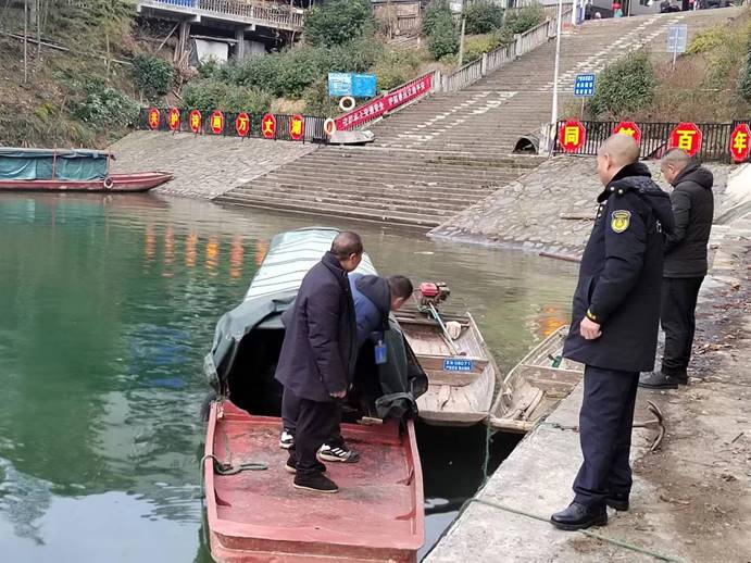春運第一天，芷江水運事務中心執(zhí)法人員去碧涌大垅進行安全巡查，確保水上交通安全！ (4)